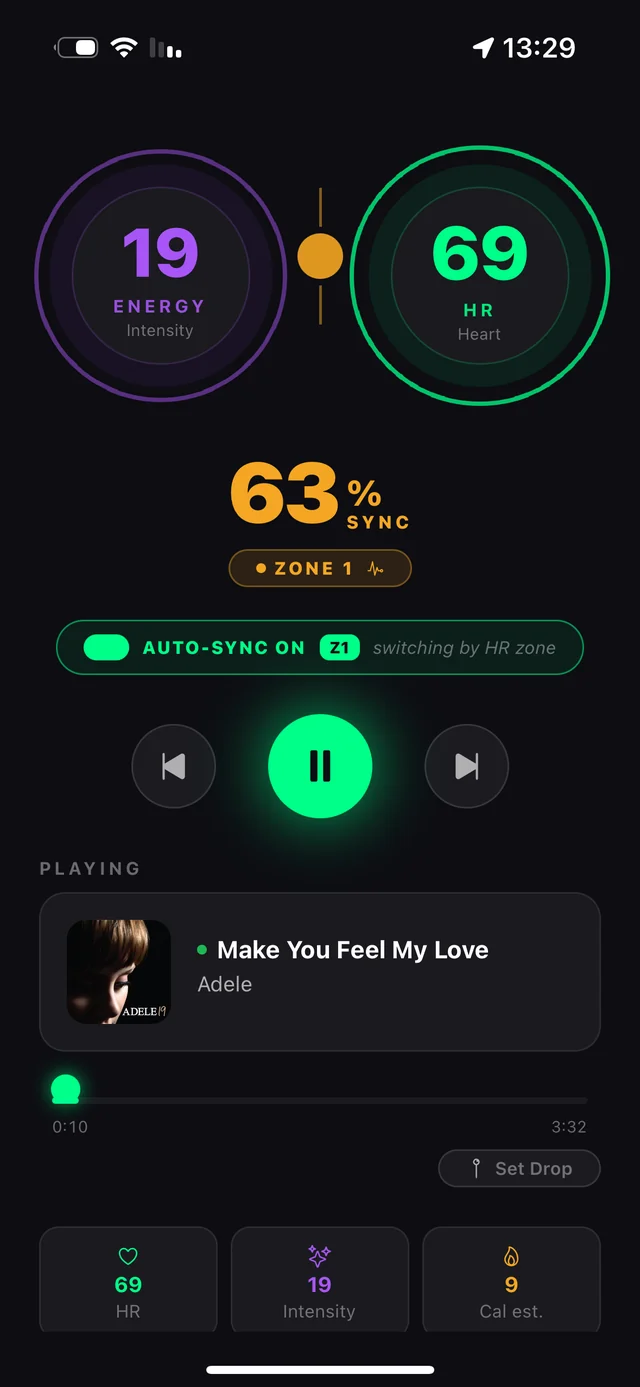 FLUX live run screen showing heart rate, energy, Sync Score and the currently playing track